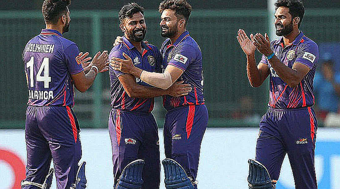 ফ্লাডলাইটের পরে: ট্রান্সফার উইন্ডোর শব্দে ডুবে যাওয়া একাডেমির খাতা